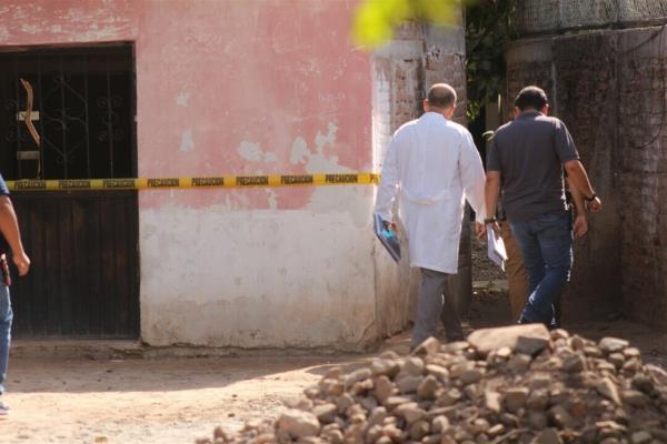 Encuentran semienterrado atrás de su casa, en El Guayabo