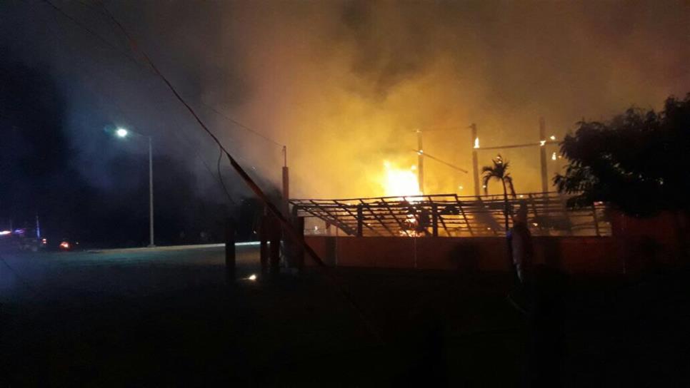Arrasa incendio con restaurante de mariscos La Memoria Arrasa incendio con restaurante de mariscos La Memoria