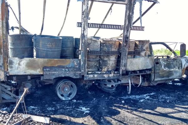 Camioneta cargada de tambos se incendia en La Costera