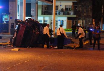 Mueren tres jóvenes en choque y volcadura en Guamúchil