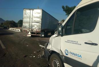 No alcanza a frenar y se impacta contra un tráiler