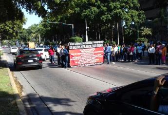 Bloquean calle maestros de telebachillerato