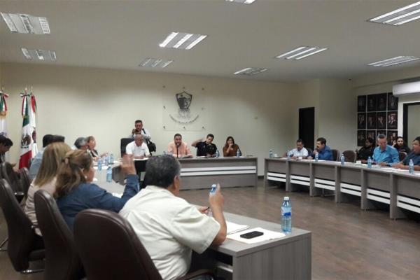 Pide regidor explicación por aparición de “mupis”