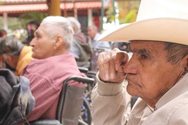Llaman a “adoptar” un abuelito del Asilo Santa Rosa