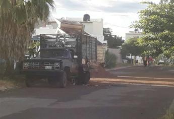Abandonan camioneta cargada con gasolina robada en Valle Alto