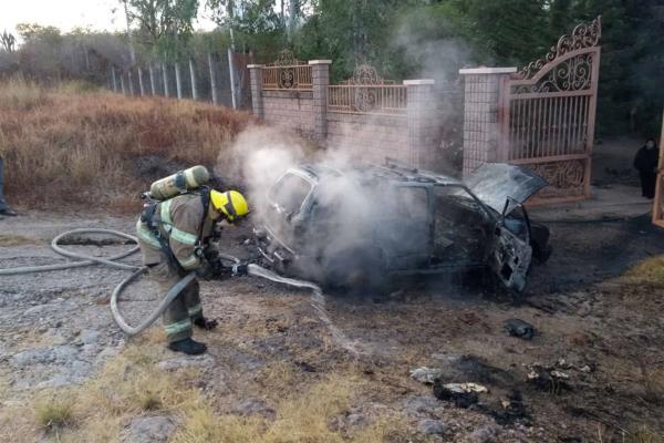 Se quema camioneta en Guamúchil