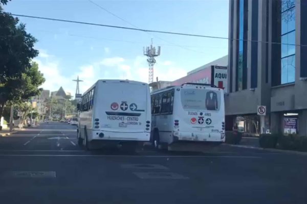 Captan a urbanos jugando carrera por la Obregón
