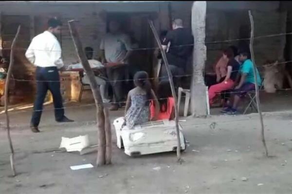 Hijo de jornaleros muere ahogado en cubeta con agua