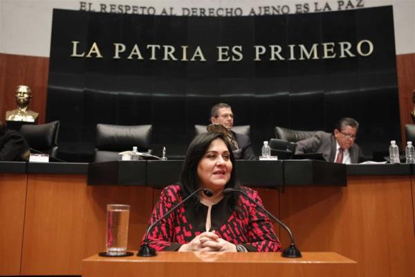 Roban AR-15 a escolta de Diva Gastélum