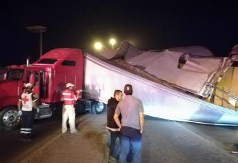 Tren carguero embiste un tráiler en Culiacán