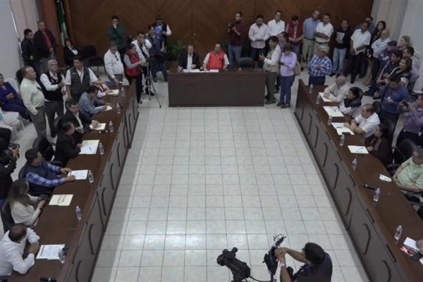 Pucheta deja alcaldía de Mazatlán