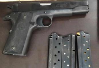 Atrapan a dos empistolados