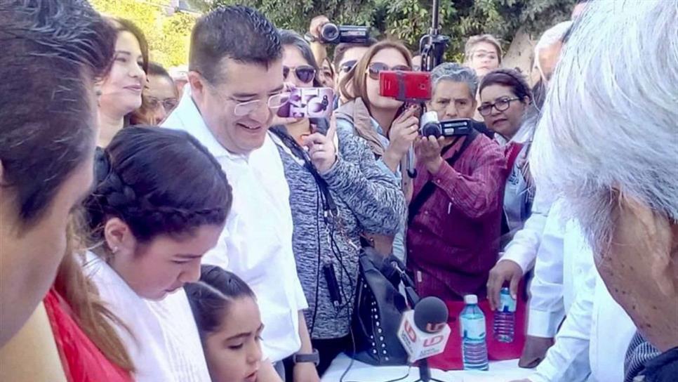 Se registra Ruelas para buscar alcaldía de Ahome