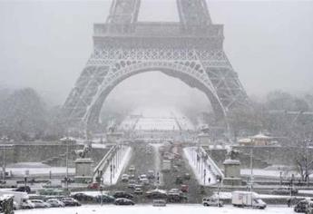 Torre Eiffel cierra por nevada en París