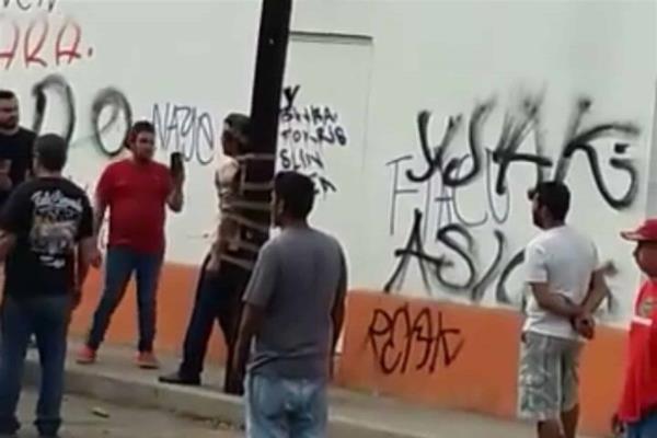 Atrapan ciudadanos a presunto asaltante y lo amarran a un poste