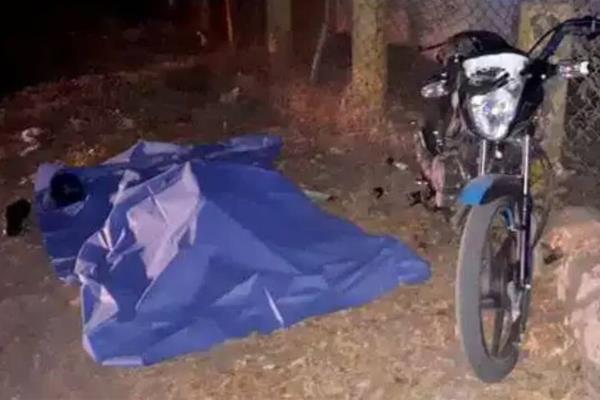 Muere joven de 14 años cuando jugaba arrancones en su moto