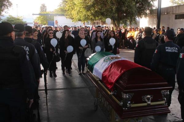 Despiden con homenaje y balas al aire a comandante Medina