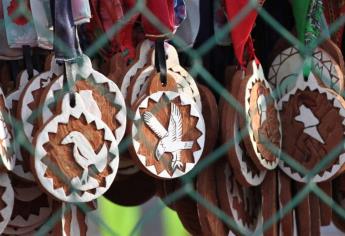 Estudiante tarahumara corre y elabora medallas para medio maratón