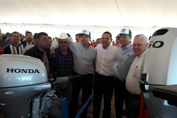 Entregan motores y embarcaciones menores a pescadores de El Huitussi