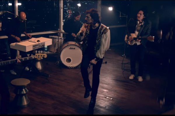 León Larregui muestra actitudes cinematográficas en “Azul” de Zoé
