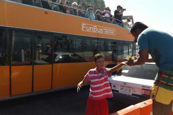 Tiran dólares turistas de cruceros a clavadista en Mazatlán