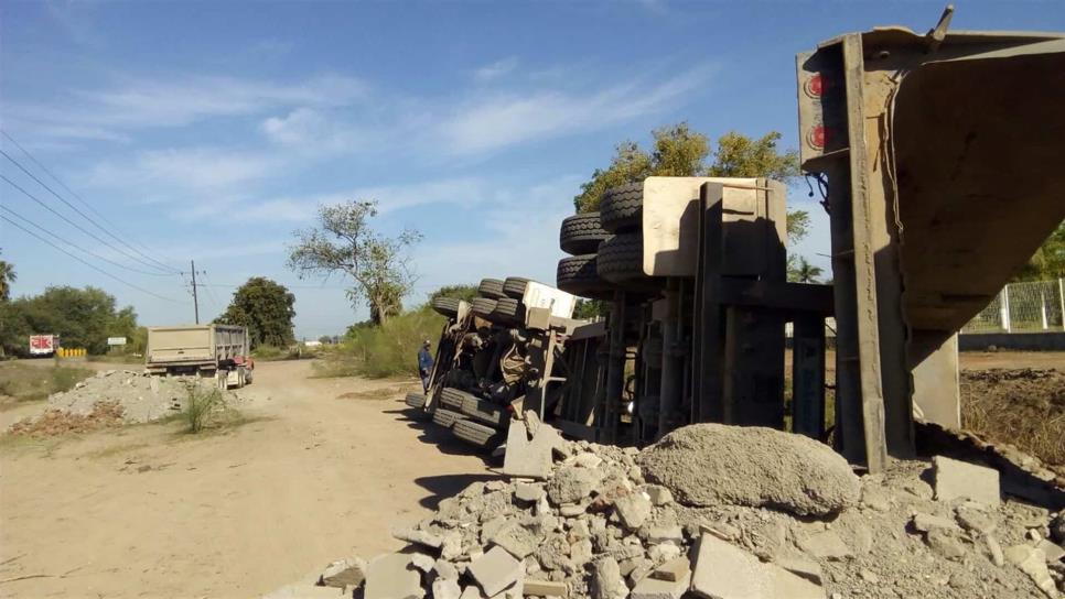 Vuelca góndola por falla mecánica por la Mochis-Ahome