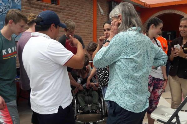 Fundación Road Wheels dona sillas de ruedas a niños de Paso Firme
