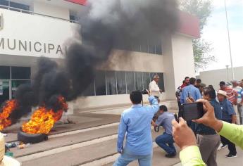 Arrojan e incendian basura frente a Palacio Municipal de Angostura