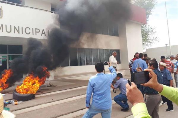 Arrojan e incendian basura frente a Palacio Municipal de Angostura