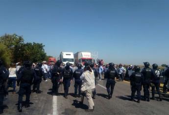 Policías bloquean carretera para impedir manifestación de productores