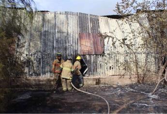 Fuego consume con una bodega de fertilizantes en Batamote