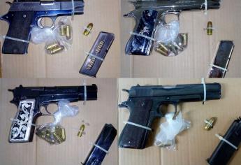 Detienen a dos y les aseguran 4 pistolas