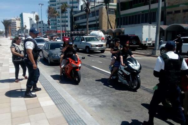 Buscan que motociclistas usen casco en Mazatlán