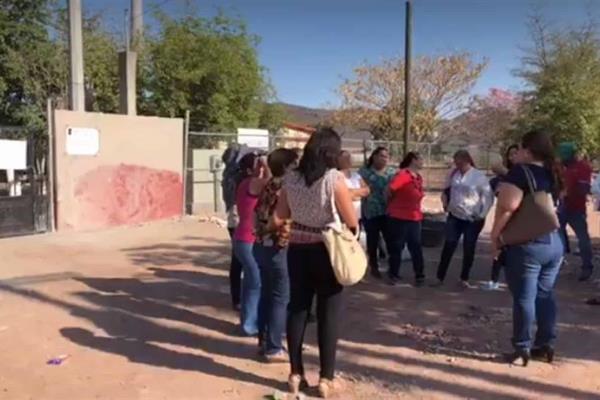 Toman escuela en El Carrizo; exigen cambio de directora