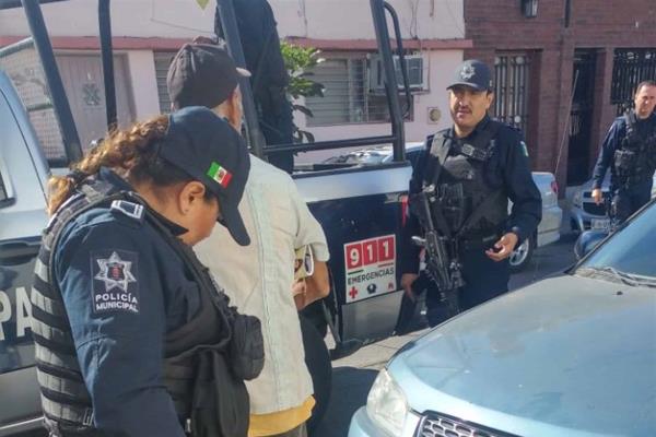 Policías municipales rescatan a dos menores en situación de abandono