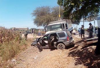 Marinos chocan contra camioneta conducida por adulto mayor en Navolato