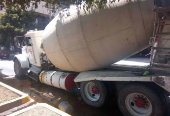 Revolvedora de cemento bloquea Malecón Viejo en Culiacán