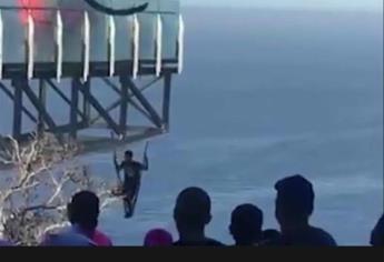 Arriesga su vida al superar reto sobre El Faro de Mazatlán