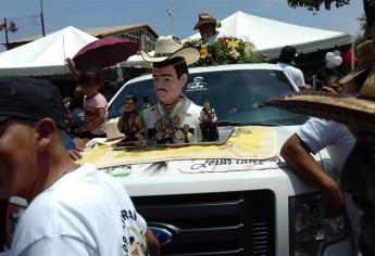 Con flores, regalos y música, fieles celebran a Malverde