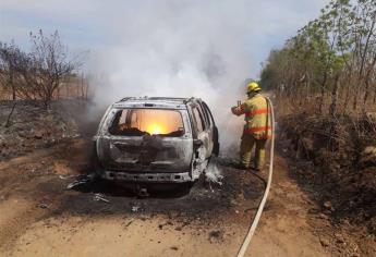 Se incendia camioneta en Guamúchil