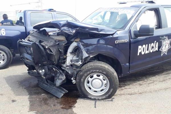 Chocan policías federales con empleados de la CFE