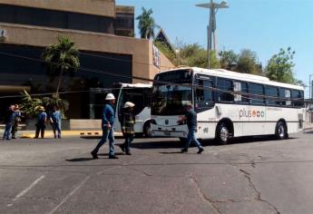 Tráiler derriba varios postes sobre la Obregón al sur de Culiacán