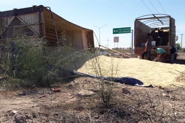 Vuelca camión con 15 t de maíz en la México 15