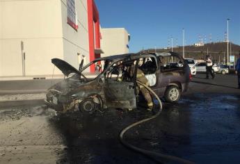 Vagoneta termina calcinada en plaza comercial