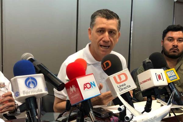Dan 34 mdp de anticipo a proveedores de uniformes y útiles escolares
