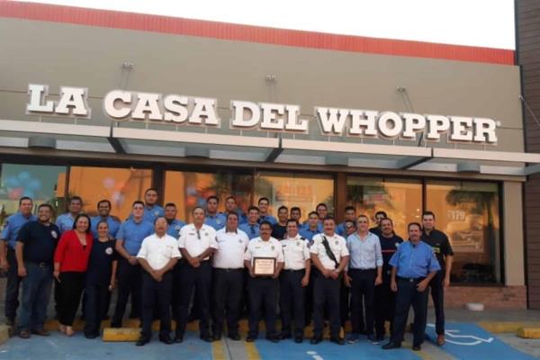 Reconocen a Bomberos que apagaron incendio en restaurante