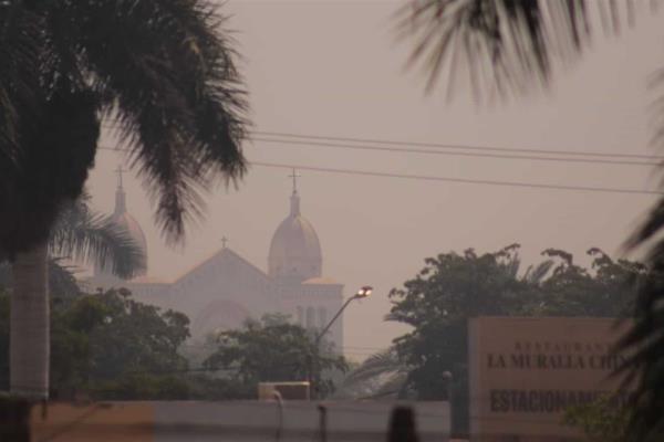 Densa capa de humo por quema de soca cubre a Los Mochis