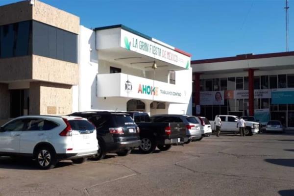 Reprueba regidor propaganda política en estacionamientos oficiales de Palacio