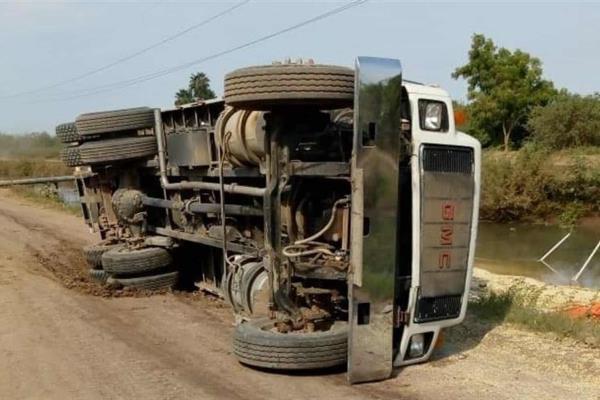 Vuelca tórton con 25 toneladas de maíz