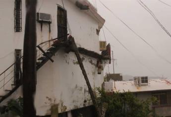 Cae marquesina de vivienda en Topolobampo tras fuertes lluvias